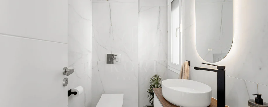 Bine ați venit în acest townhouse excepțional unde luxul contemporan se îmbină cu confortul și un stil de viață lipsit de efort!