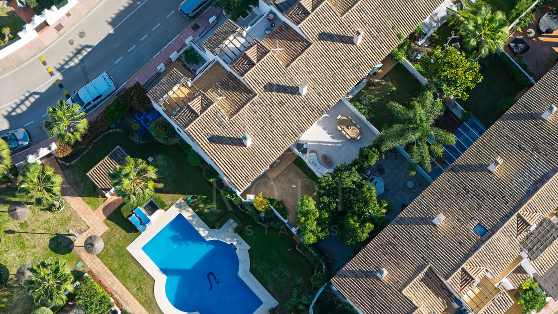 Bine ați venit în acest townhouse excepțional unde luxul contemporan se îmbină cu confortul și un stil de viață lipsit de efort!