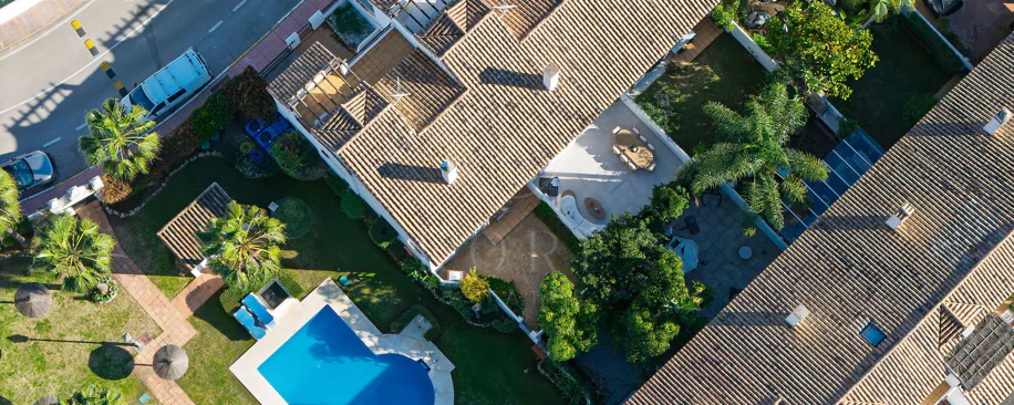 Bine ați venit în acest townhouse excepțional unde luxul contemporan se îmbină cu confortul și un stil de viață lipsit de efort!