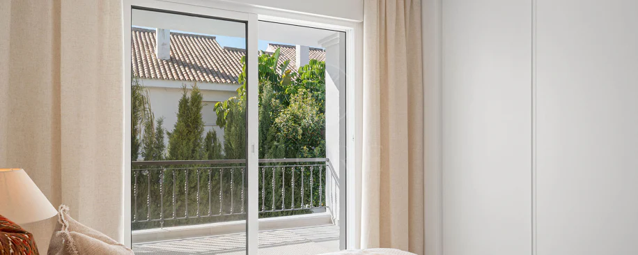 Bine ați venit în acest townhouse excepțional unde luxul contemporan se îmbină cu confortul și un stil de viață lipsit de efort!
