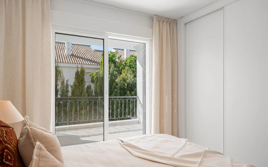 ¡Bienvenido a esta excepcional casa adosada donde el lujo contemporáneo se encuentra con comodidad y estilo de vida sin esfuerzo!
