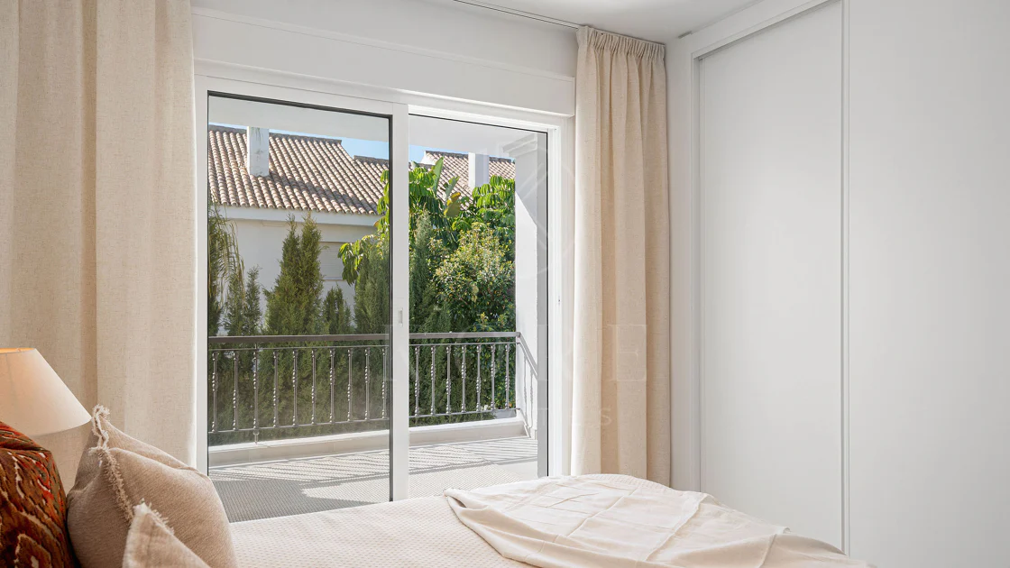 Bine ați venit în acest townhouse excepțional unde luxul contemporan se îmbină cu confortul și un stil de viață lipsit de efort!