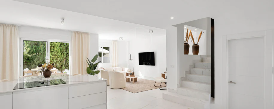 Bine ați venit în acest townhouse excepțional unde luxul contemporan se îmbină cu confortul și un stil de viață lipsit de efort!