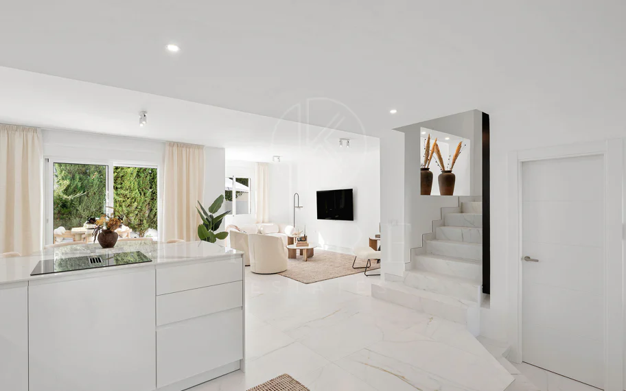 ¡Bienvenido a esta excepcional casa adosada donde el lujo contemporáneo se encuentra con comodidad y estilo de vida sin esfuerzo!