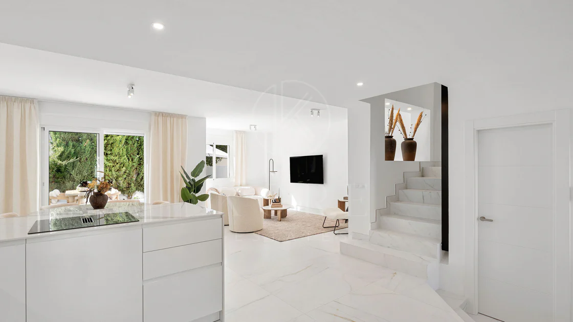 Bine ați venit în acest townhouse excepțional unde luxul contemporan se îmbină cu confortul și un stil de viață lipsit de efort!