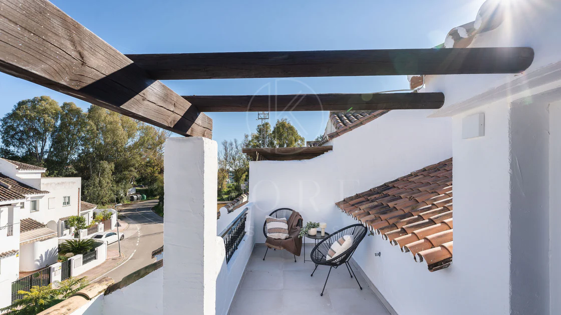 Bine ați venit în acest townhouse excepțional unde luxul contemporan se îmbină cu confortul și un stil de viață lipsit de efort!