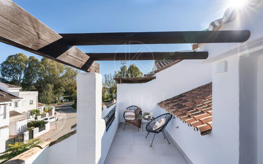 ¡Bienvenido a esta excepcional casa adosada donde el lujo contemporáneo se encuentra con comodidad y estilo de vida sin esfuerzo!