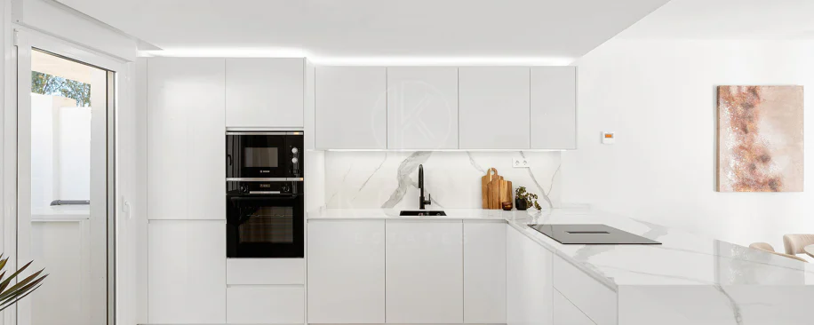 Bine ați venit în acest townhouse excepțional unde luxul contemporan se îmbină cu confortul și un stil de viață lipsit de efort!