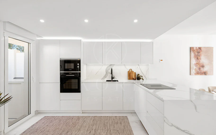 ¡Bienvenido a esta excepcional casa adosada donde el lujo contemporáneo se encuentra con comodidad y estilo de vida sin esfuerzo!