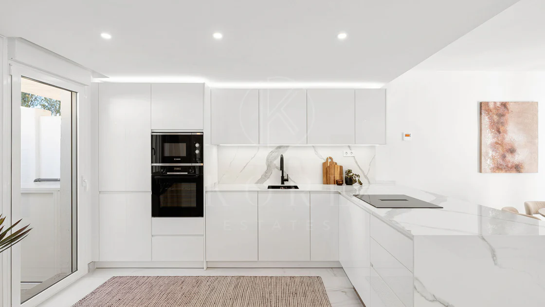 Bine ați venit în acest townhouse excepțional unde luxul contemporan se îmbină cu confortul și un stil de viață lipsit de efort!