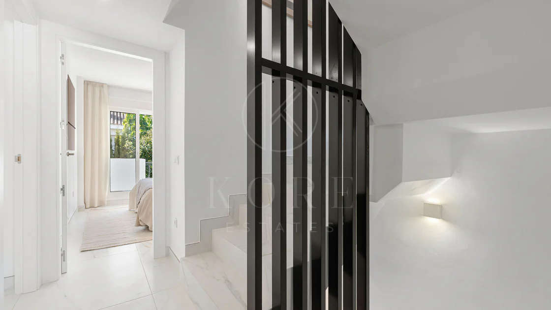 Bine ați venit în acest townhouse excepțional unde luxul contemporan se îmbină cu confortul și un stil de viață lipsit de efort!
