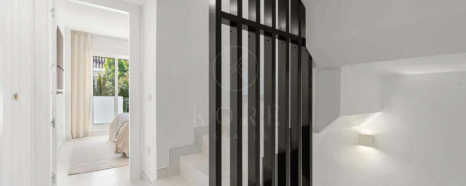 Bine ați venit în acest townhouse excepțional unde luxul contemporan se îmbină cu confortul și un stil de viață lipsit de efort!