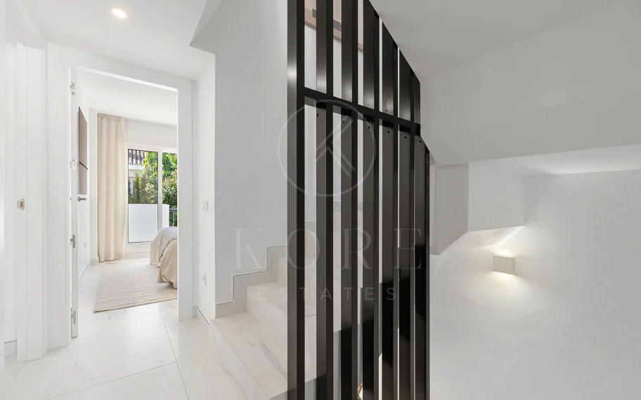 ¡Bienvenido a esta excepcional casa adosada donde el lujo contemporáneo se encuentra con comodidad y estilo de vida sin esfuerzo!