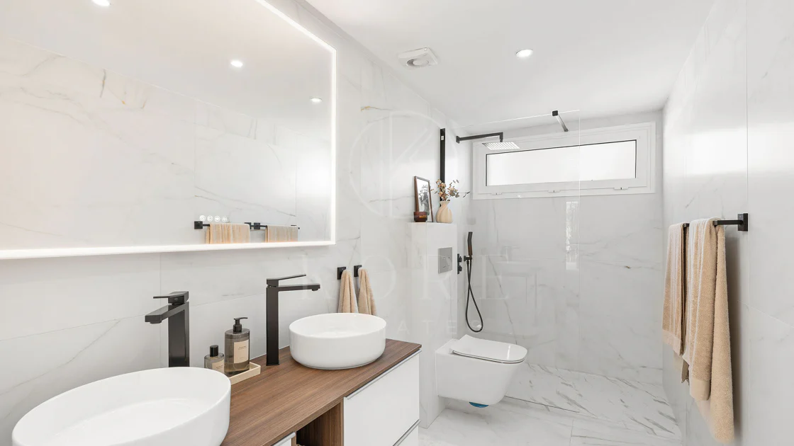 Bine ați venit în acest townhouse excepțional unde luxul contemporan se îmbină cu confortul și un stil de viață lipsit de efort!