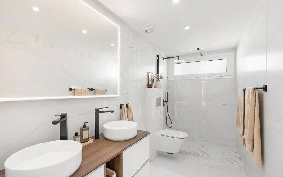 ¡Bienvenido a esta excepcional casa adosada donde el lujo contemporáneo se encuentra con comodidad y estilo de vida sin esfuerzo!