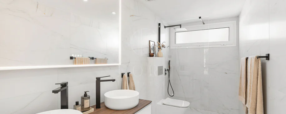 Bine ați venit în acest townhouse excepțional unde luxul contemporan se îmbină cu confortul și un stil de viață lipsit de efort!