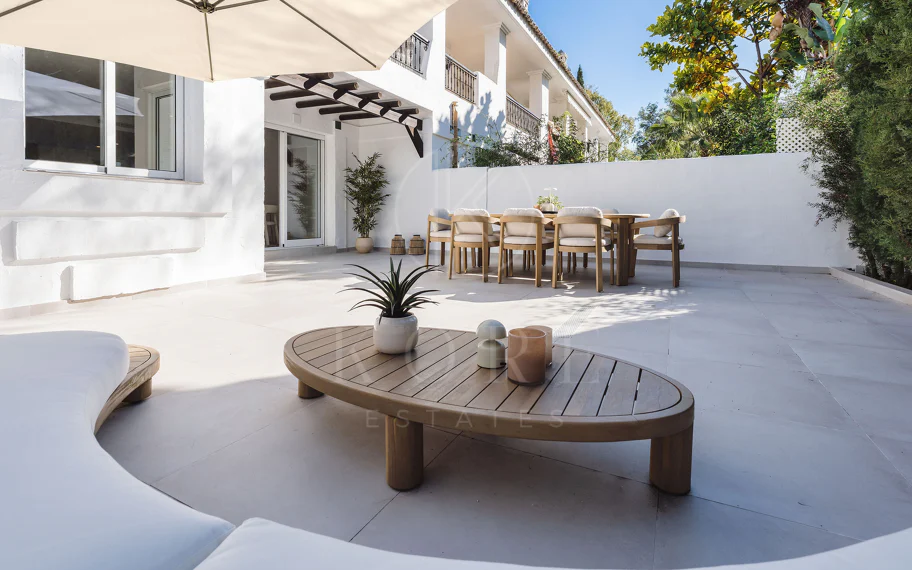 ¡Bienvenido a esta excepcional casa adosada donde el lujo contemporáneo se encuentra con comodidad y estilo de vida sin esfuerzo!