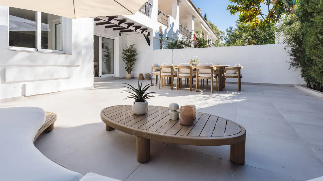 Bine ați venit în acest townhouse excepțional unde luxul contemporan se îmbină cu confortul și un stil de viață lipsit de efort!
