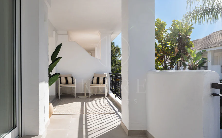 ¡Bienvenido a esta excepcional casa adosada donde el lujo contemporáneo se encuentra con comodidad y estilo de vida sin esfuerzo!
