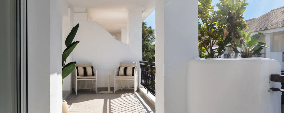 Bine ați venit în acest townhouse excepțional unde luxul contemporan se îmbină cu confortul și un stil de viață lipsit de efort!