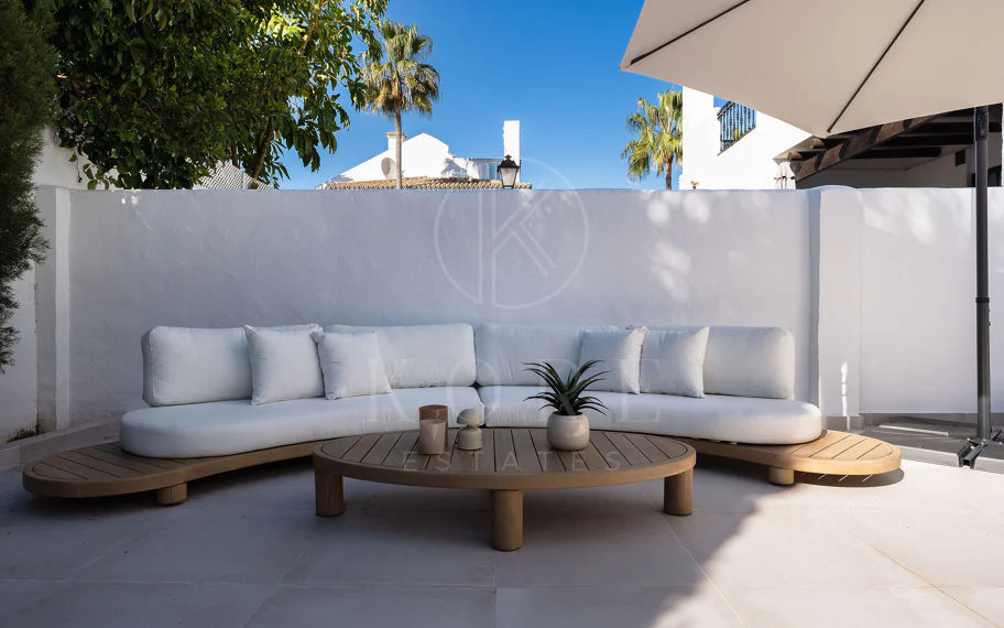 ¡Bienvenido a esta excepcional casa adosada donde el lujo contemporáneo se encuentra con comodidad y estilo de vida sin esfuerzo!