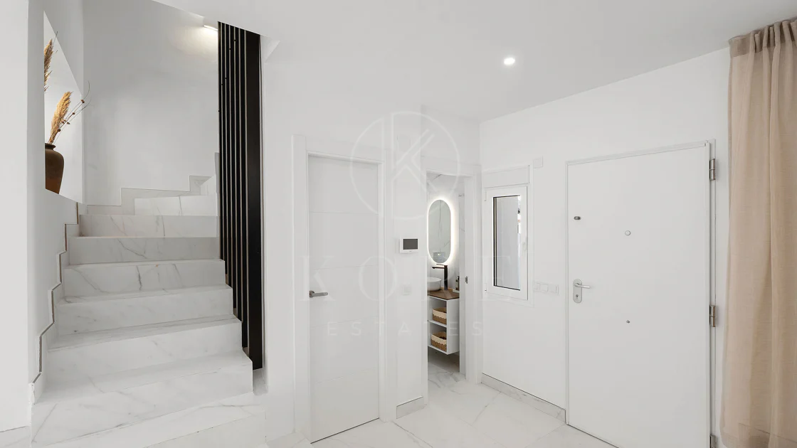 Bine ați venit în acest townhouse excepțional unde luxul contemporan se îmbină cu confortul și un stil de viață lipsit de efort!