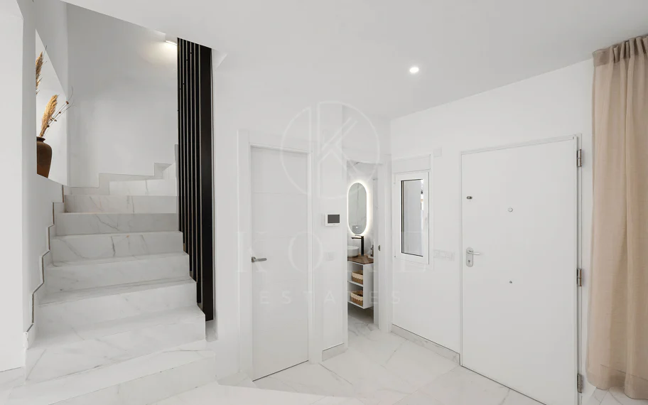 ¡Bienvenido a esta excepcional casa adosada donde el lujo contemporáneo se encuentra con comodidad y estilo de vida sin esfuerzo!