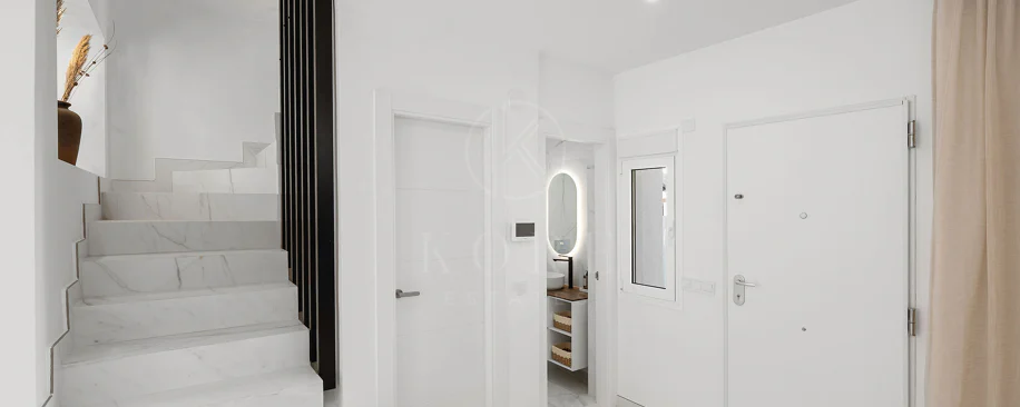 Bine ați venit în acest townhouse excepțional unde luxul contemporan se îmbină cu confortul și un stil de viață lipsit de efort!