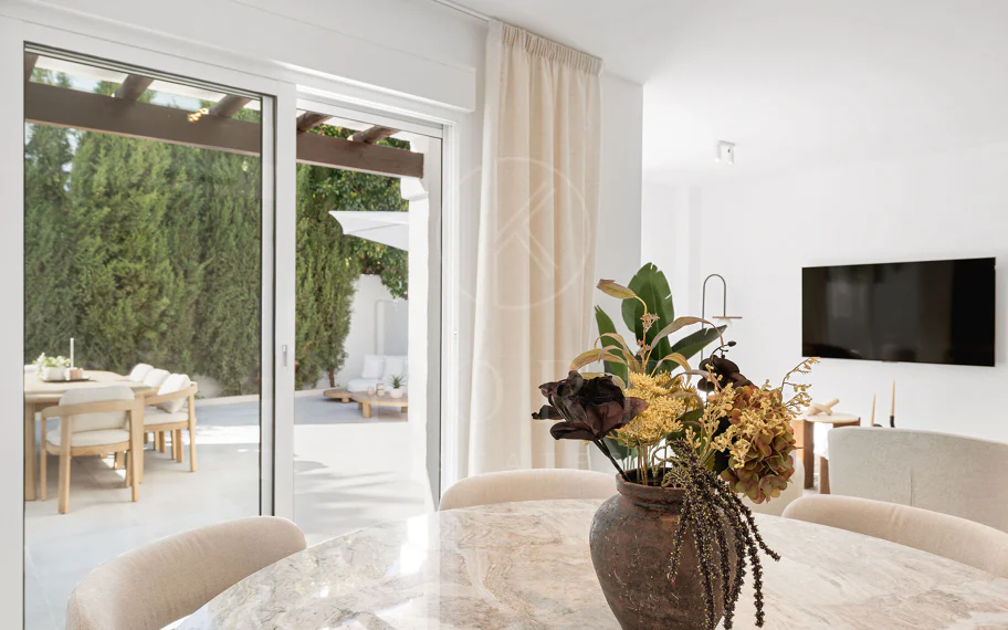 ¡Bienvenido a esta excepcional casa adosada donde el lujo contemporáneo se encuentra con comodidad y estilo de vida sin esfuerzo!