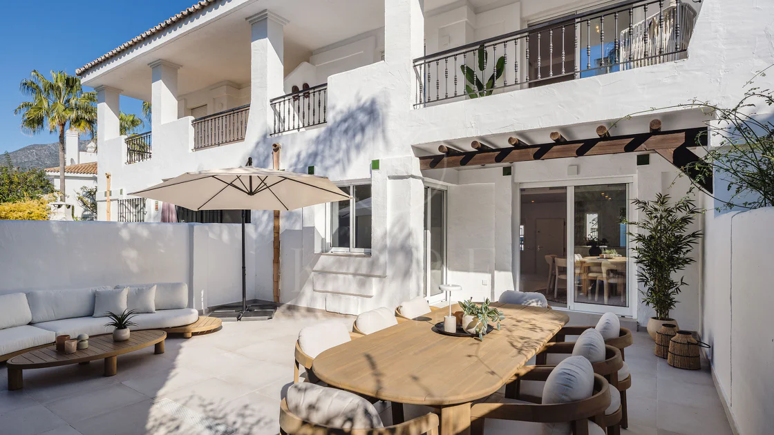 Bine ați venit în acest townhouse excepțional unde luxul contemporan se îmbină cu confortul și un stil de viață lipsit de efort!