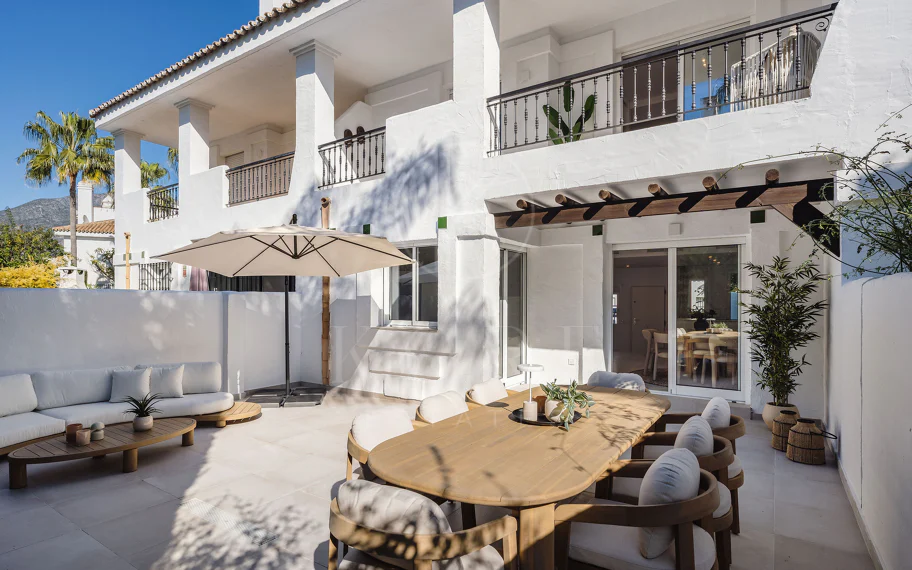 ¡Bienvenido a esta excepcional casa adosada donde el lujo contemporáneo se encuentra con comodidad y estilo de vida sin esfuerzo!