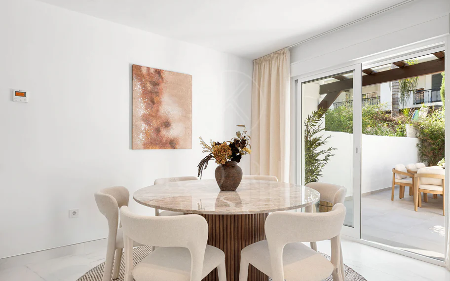 ¡Bienvenido a esta excepcional casa adosada donde el lujo contemporáneo se encuentra con comodidad y estilo de vida sin esfuerzo!