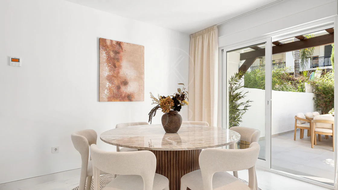 Bine ați venit în acest townhouse excepțional unde luxul contemporan se îmbină cu confortul și un stil de viață lipsit de efort!
