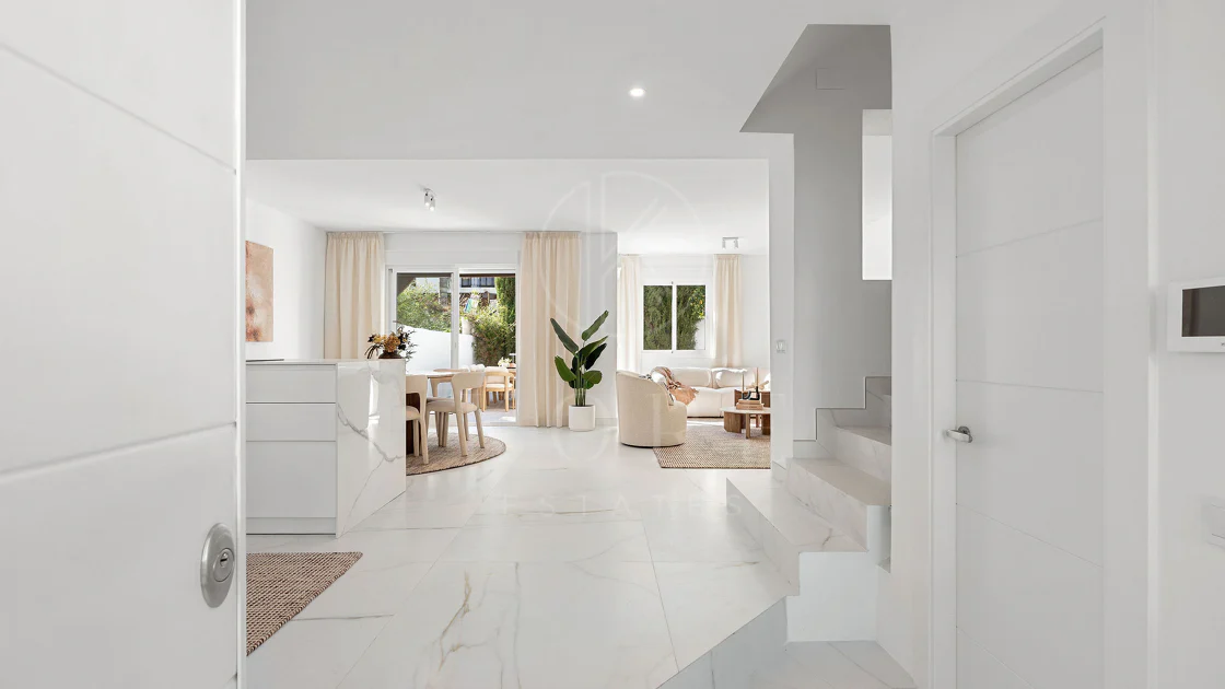 Bine ați venit în acest townhouse excepțional unde luxul contemporan se îmbină cu confortul și un stil de viață lipsit de efort!