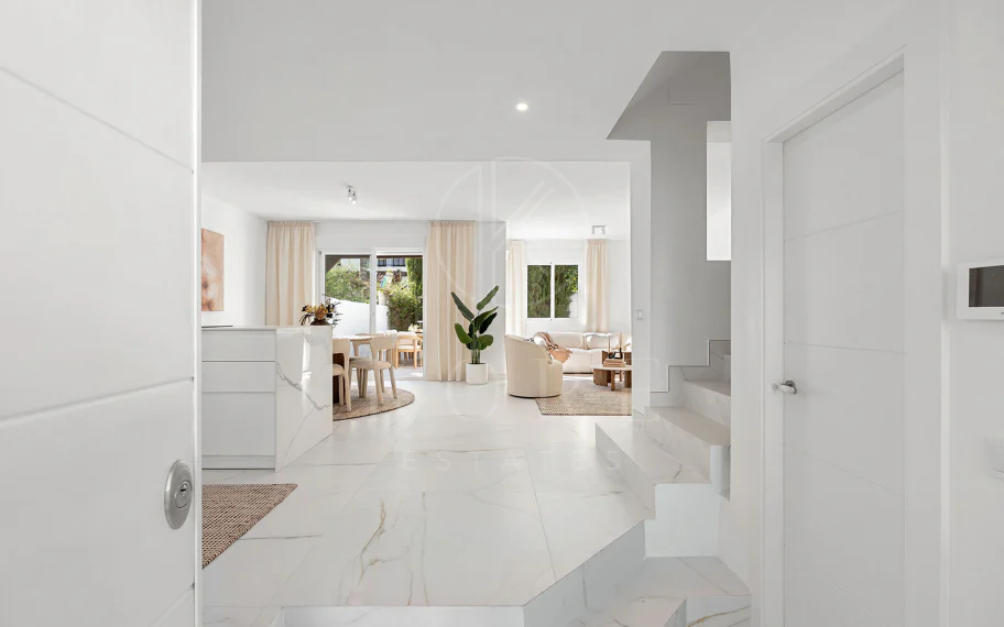 ¡Bienvenido a esta excepcional casa adosada donde el lujo contemporáneo se encuentra con comodidad y estilo de vida sin esfuerzo!