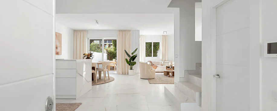 Bine ați venit în acest townhouse excepțional unde luxul contemporan se îmbină cu confortul și un stil de viață lipsit de efort!
