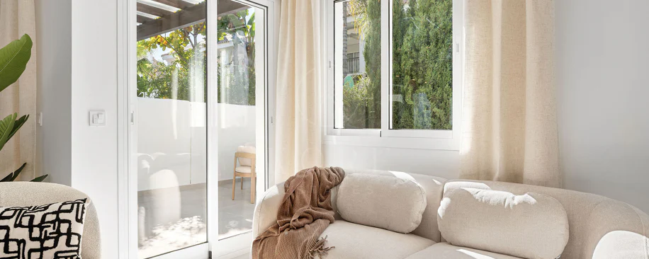 Bine ați venit în acest townhouse excepțional unde luxul contemporan se îmbină cu confortul și un stil de viață lipsit de efort!