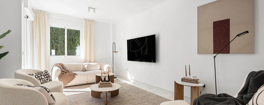 Bine ați venit în acest townhouse excepțional unde luxul contemporan se îmbină cu confortul și un stil de viață lipsit de efort!