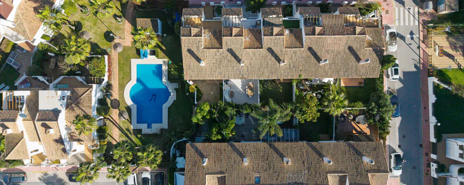 Bine ați venit în acest townhouse excepțional unde luxul contemporan se îmbină cu confortul și un stil de viață lipsit de efort!
