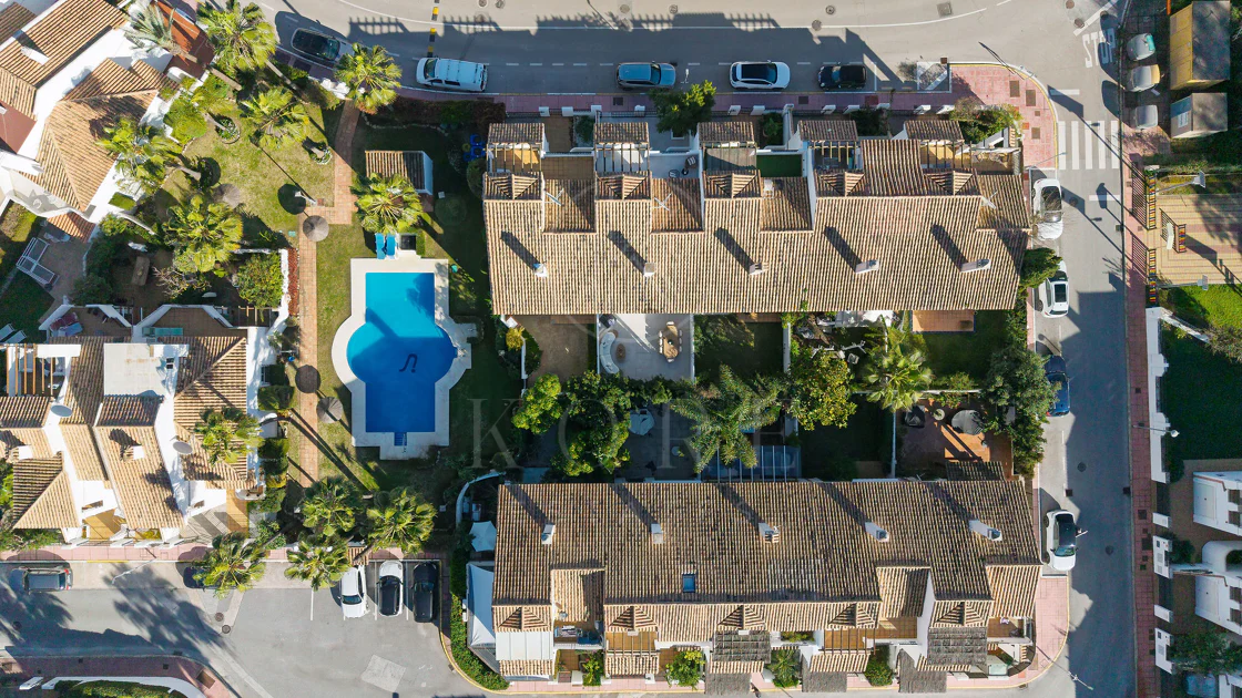 Bine ați venit în acest townhouse excepțional unde luxul contemporan se îmbină cu confortul și un stil de viață lipsit de efort!