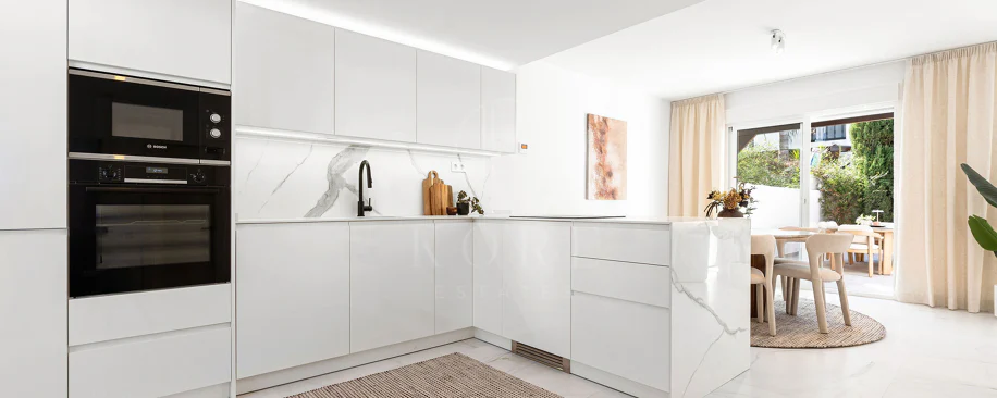 Bine ați venit în acest townhouse excepțional unde luxul contemporan se îmbină cu confortul și un stil de viață lipsit de efort!