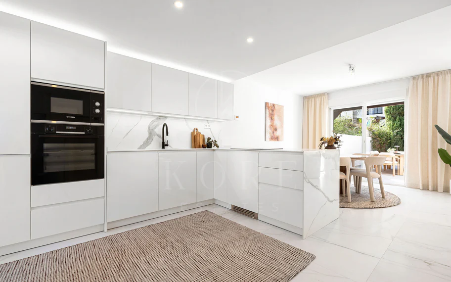 ¡Bienvenido a esta excepcional casa adosada donde el lujo contemporáneo se encuentra con comodidad y estilo de vida sin esfuerzo!