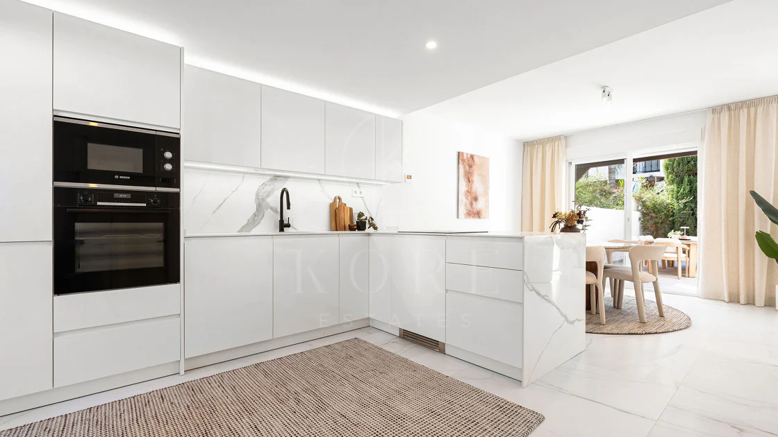 Bine ați venit în acest townhouse excepțional unde luxul contemporan se îmbină cu confortul și un stil de viață lipsit de efort!