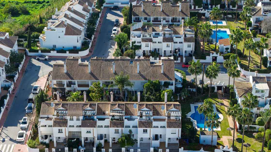 Bine ați venit în acest townhouse excepțional unde luxul contemporan se îmbină cu confortul și un stil de viață lipsit de efort!