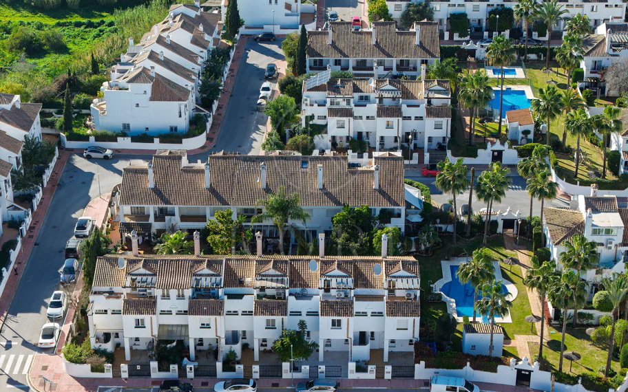 ¡Bienvenido a esta excepcional casa adosada donde el lujo contemporáneo se encuentra con comodidad y estilo de vida sin esfuerzo!