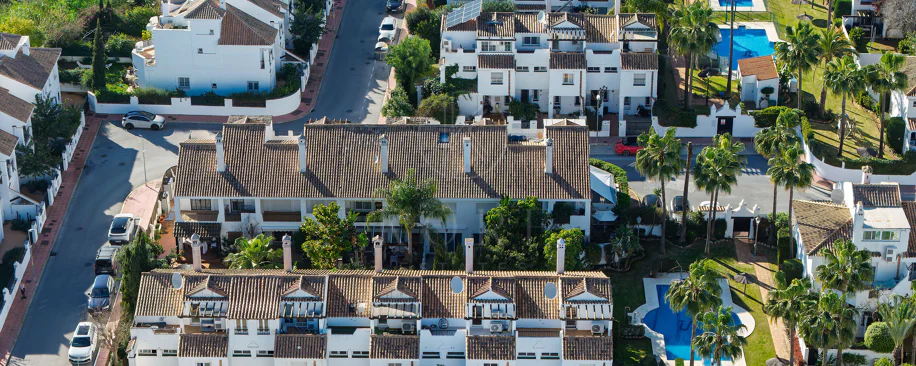 Bine ați venit în acest townhouse excepțional unde luxul contemporan se îmbină cu confortul și un stil de viață lipsit de efort!