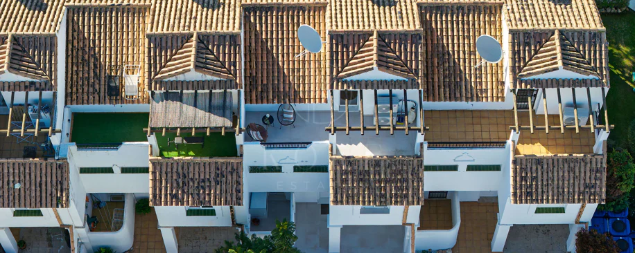 Bine ați venit în acest townhouse excepțional unde luxul contemporan se îmbină cu confortul și un stil de viață lipsit de efort!