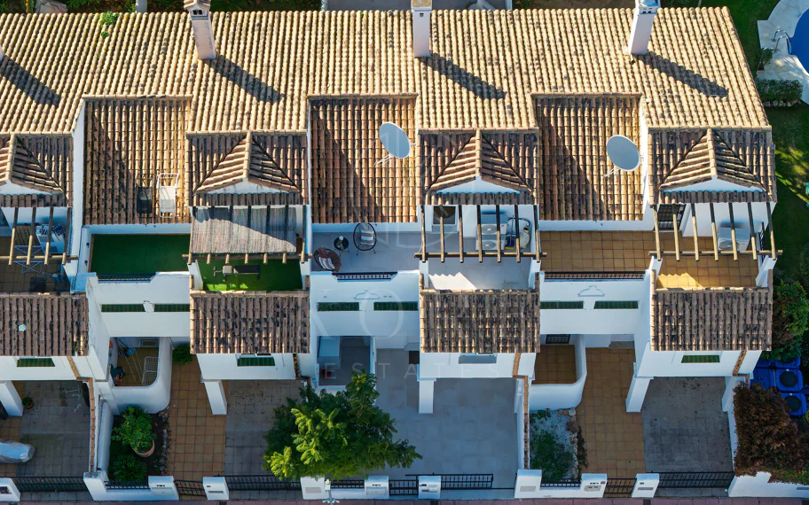 ¡Bienvenido a esta excepcional casa adosada donde el lujo contemporáneo se encuentra con comodidad y estilo de vida sin esfuerzo!