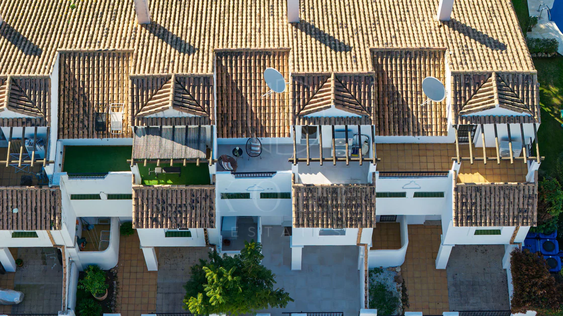 Bine ați venit în acest townhouse excepțional unde luxul contemporan se îmbină cu confortul și un stil de viață lipsit de efort!