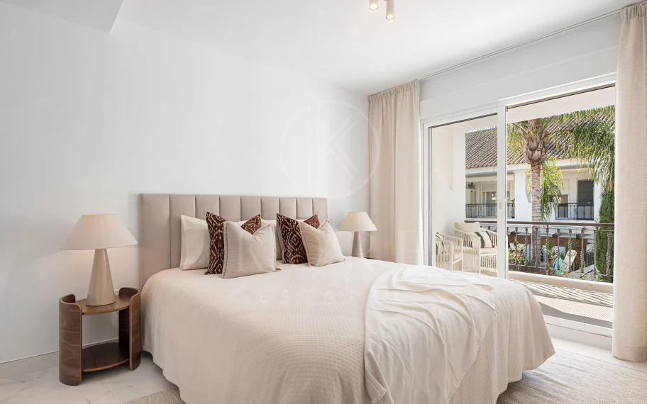 ¡Bienvenido a esta excepcional casa adosada donde el lujo contemporáneo se encuentra con comodidad y estilo de vida sin esfuerzo!